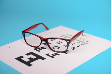 戴眼镜会导致近视加深吗？